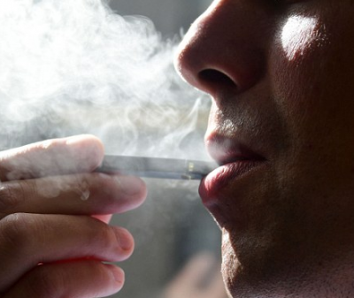 美国政府努力限制青少年吸用电子烟