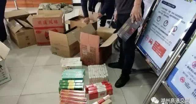 浙江交警在高速大客车上查获800条香烟