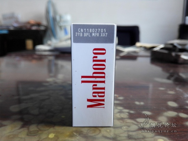 埃及免税硬红万宝路香烟品鉴：口感饱满、浓郁 味道干净纯正