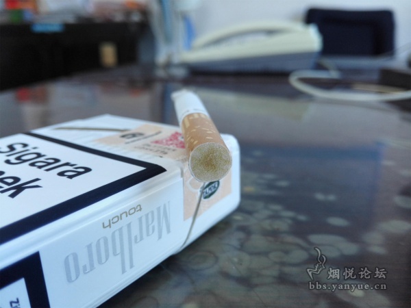 土耳其完税版硬包白金色万宝路烟评测：口感湿润 质量上乘