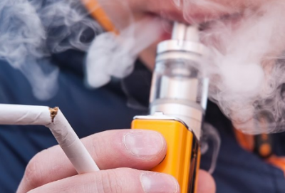 美国电子烟致死惹争议 英卫生部“死因是大麻泛滥”