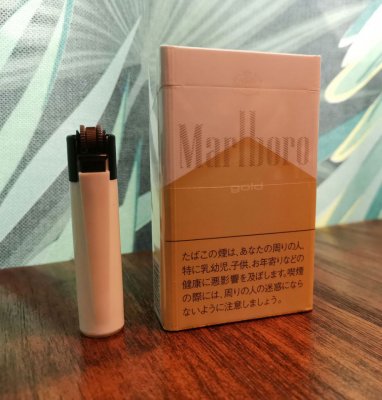 日本硬盒白金万宝路香烟（图）