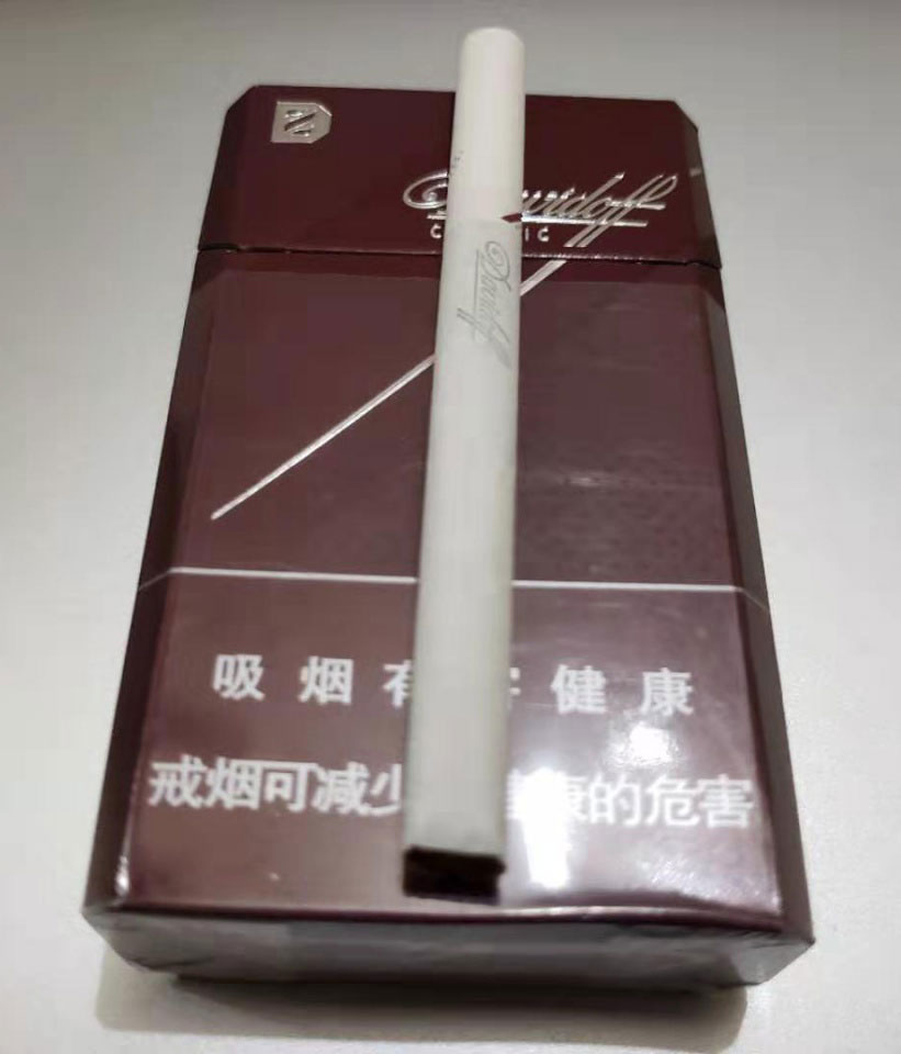 杭州夜市里的外烟摊，外烟与山寨货并存