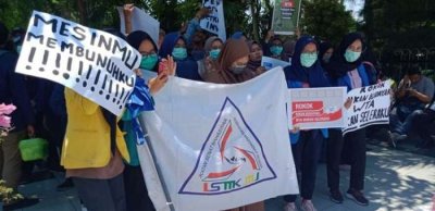医科大学生泗水市政府前举行示威 反对亚洲世界烟草展