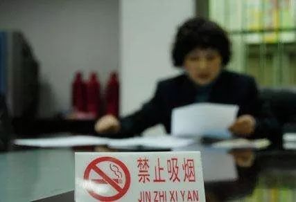 公务员谈办公室禁烟——机关单位成二手烟重灾区